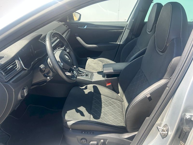 Škoda Superb (2023) COM GRT SPO4X4 TD 140/2.0 A7A - fotka 20 z 33