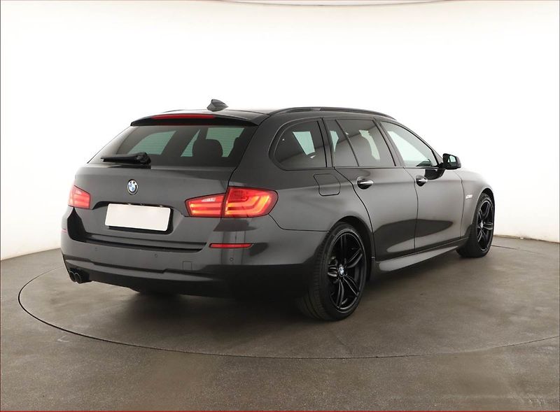 BMW Řada 5 (2012) 530d xDrive, 4X4, Automat - fotka 5 z 20