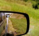 Varovný nápis „Objects in the mirror are closer than they appear“ v překladu znamená „Objekty v zrcátku jsou blíže než se zdají“