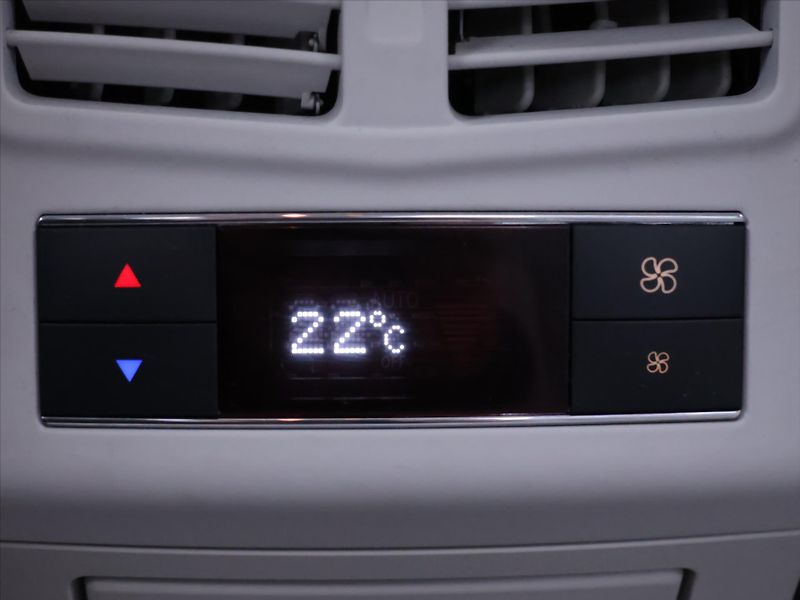 Mercedes-Benz Třídy E 3,5 E 400 Serv.kniha LED - fotka 29 z 37