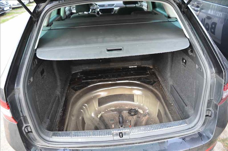 Škoda Superb (2018) COMBI III. 1,6 TDI - fotka 18 z 24