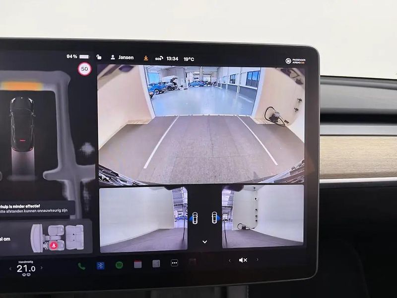 Tesla Model Y SR RWD LFP 220kW 1.Maj DPH - fotka 7 z 10