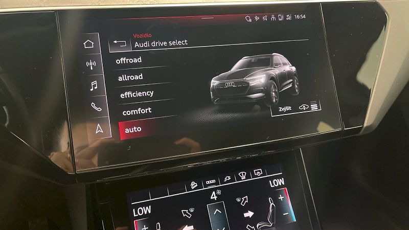 Audi e-tron (2022) S line quattro 55 electric 300 - fotka 24 z 32