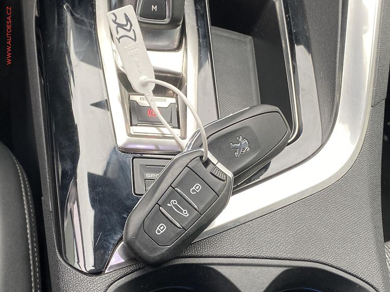 Peugeot 5008 (2018) 1.2PT, Allure, AT, LED - fotka 19 z 19