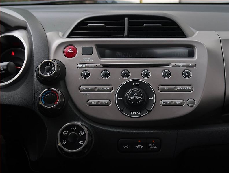 Honda Jazz (2010) 1.2 i-VTEC, nová STK, Tažné - fotka 12 z 15
