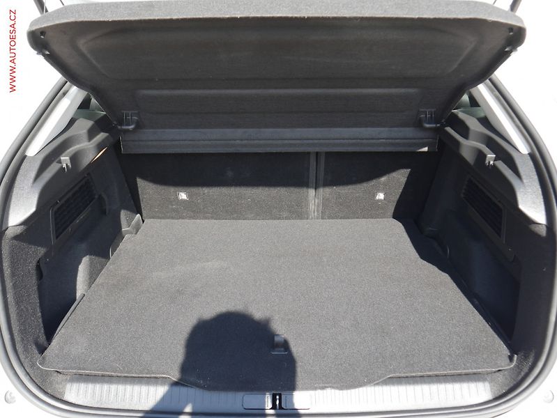 Citroën C4 (2021) 1.2 PT, ČR, servis.kniha, LED - fotka 7 z 16