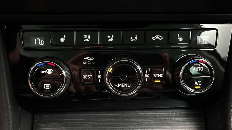Škoda Superb 2.0 TDI DSG Style - fotka 13 z 28