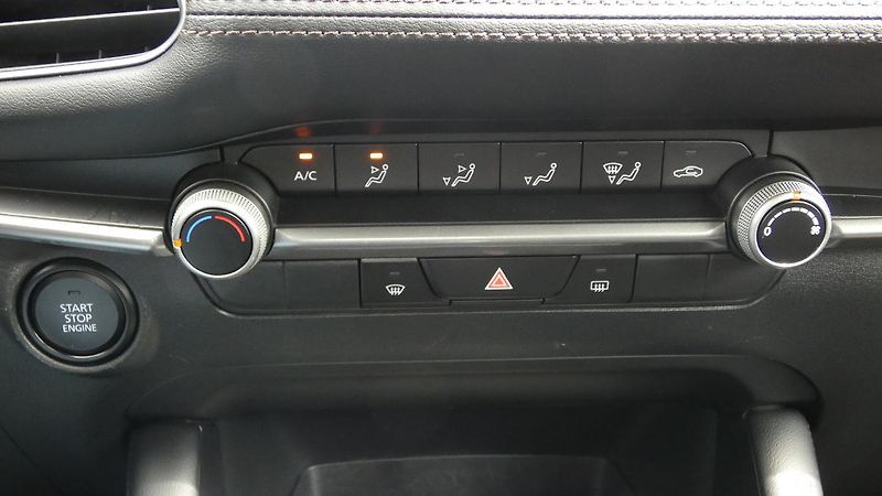 Mazda 3 2.0 Skyactive-G120 - fotka 16 z 22