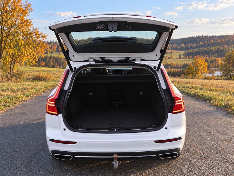 Volvo V60 2,0 B5 AWD Momentum Pro AT DPH - fotka 9 z 22