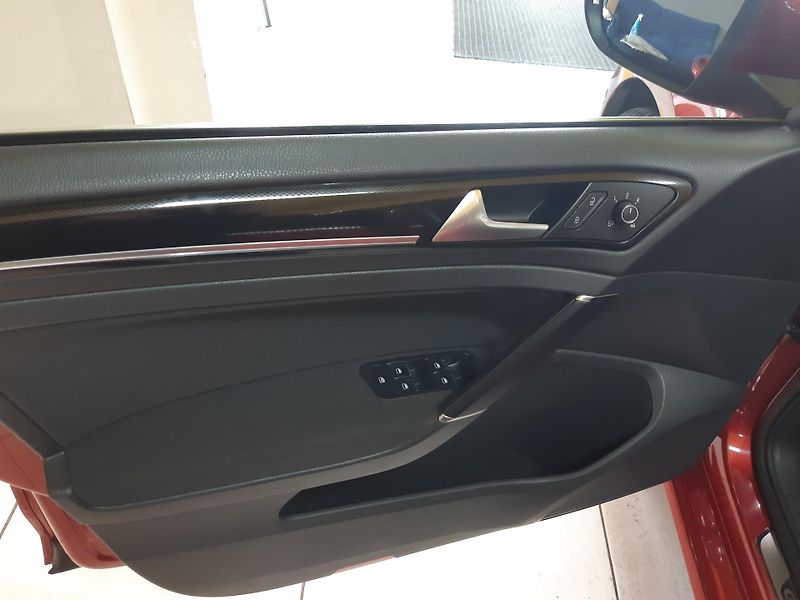 Volkswagen Golf 1.4 TSI NAVI XENON WEBASTO - fotka 20 z 26