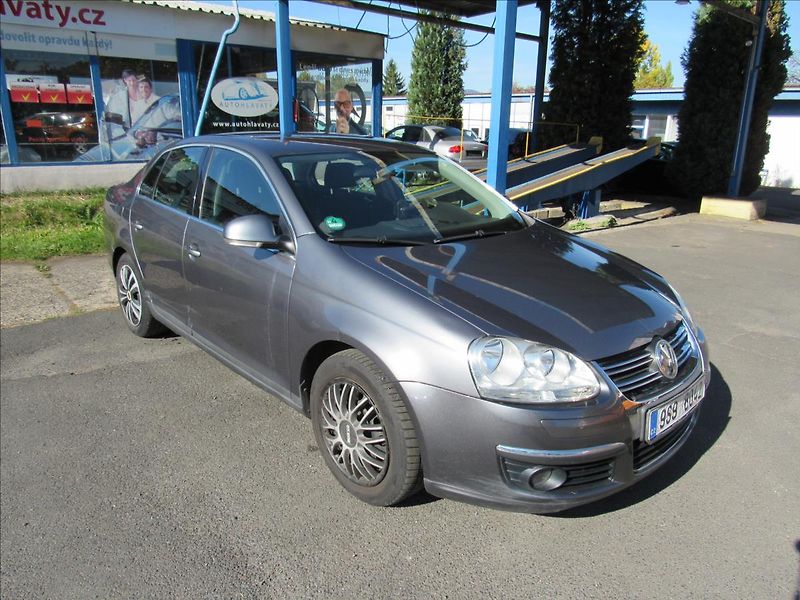 Volkswagen Jetta 2,0 TDi 103kW - fotka 3 z 24