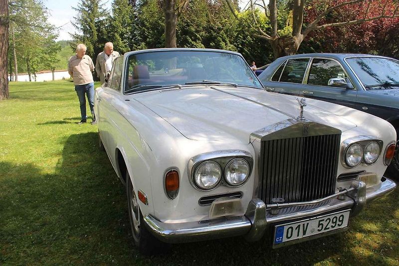 Luxusní vozy se v sobotu 4. května sjely na zámek do Lnář. Převládala auta značky Rolls-Royce.