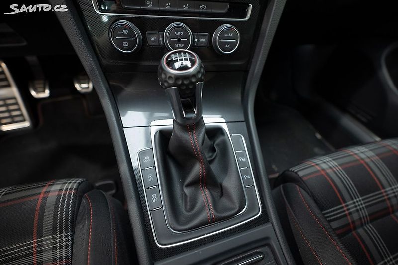 Volkswagen Golf GTI Performance 2.0 169 kW - fotka 17 z 31