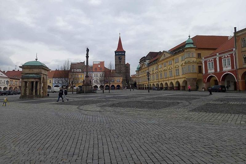 Následky nočního driftování na Valdštejnově náměstí v Jičíně.