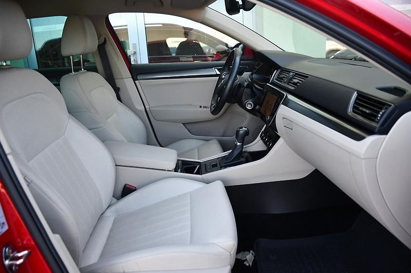 Škoda Superb 2.0TDi147kW STYL DSG 4X4 ČR 1M - fotka 17 z 42