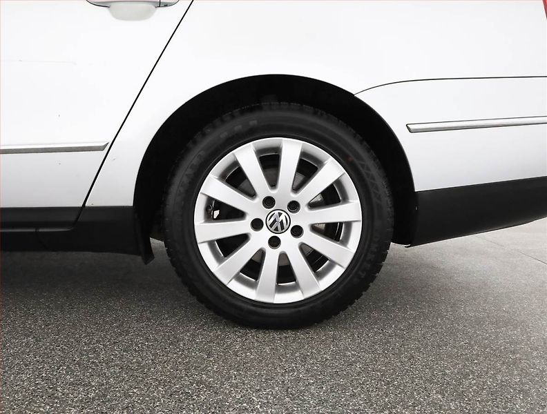 Volkswagen Passat (2009) 2.0 TDI, Automat, po STK - fotka 16 z 16