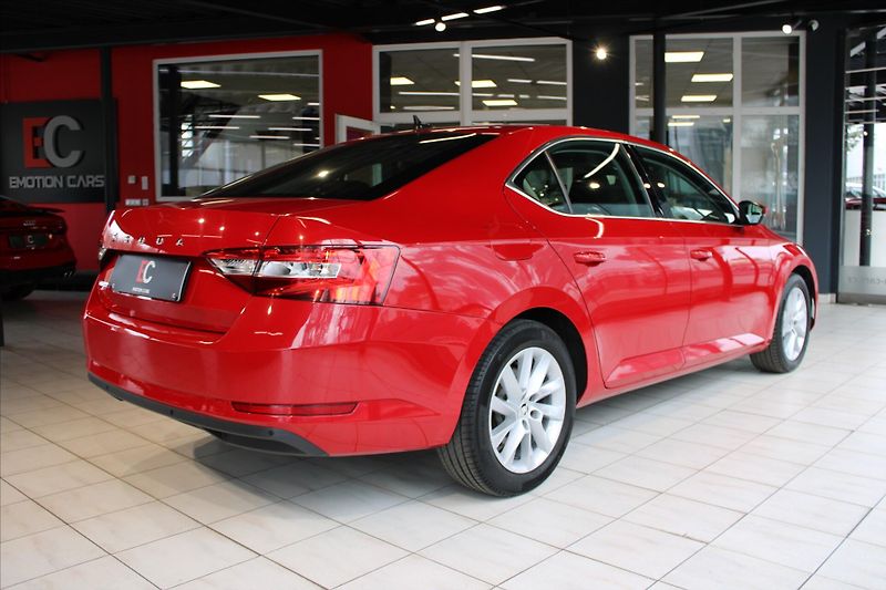 Škoda Superb 2.0 TDi DSG Style - fotka 6 z 28