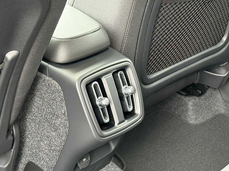 Volvo XC40 (2026) B3 FWD PLUS DARK,HARMAN KARDON - fotka 15 z 19