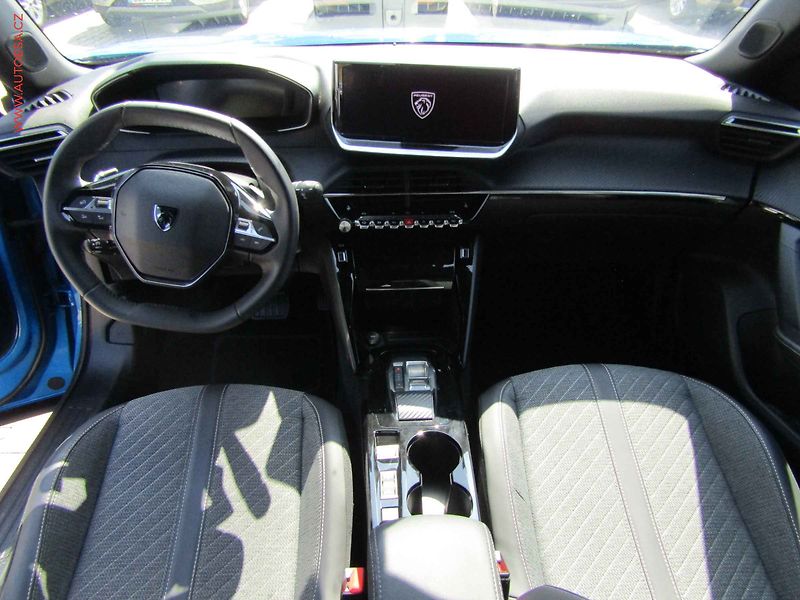 Peugeot 2008 (2024) 1.2 PT, 1.maj,ČR, Allure, AT - fotka 8 z 17