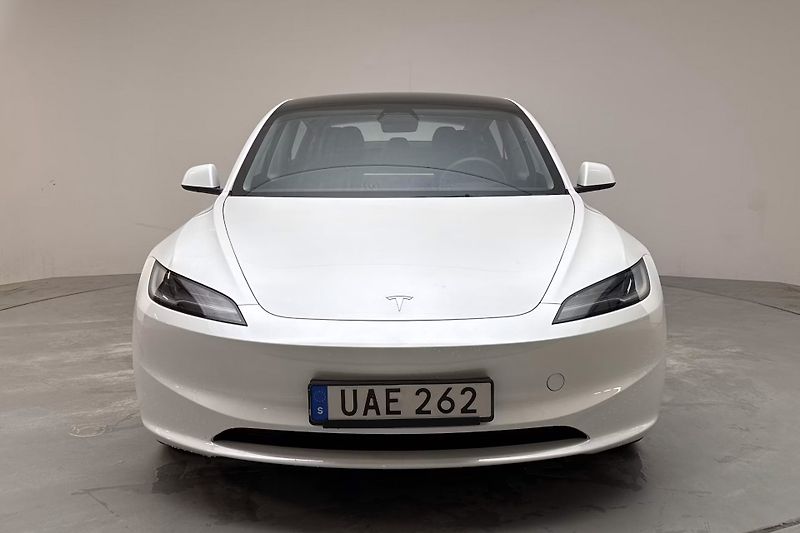 Tesla Model 3 Long Range AWD Highland Tažné - fotka 2 z 16