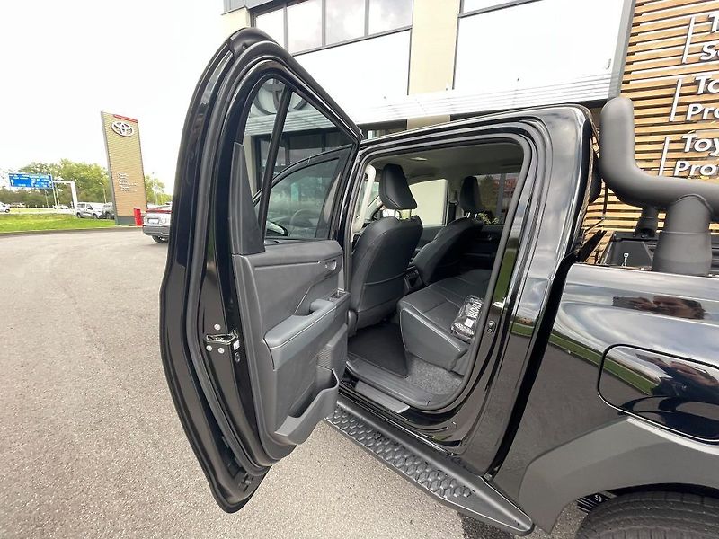 Toyota Hilux 2.8D automat Invincible - fotka 23 z 29