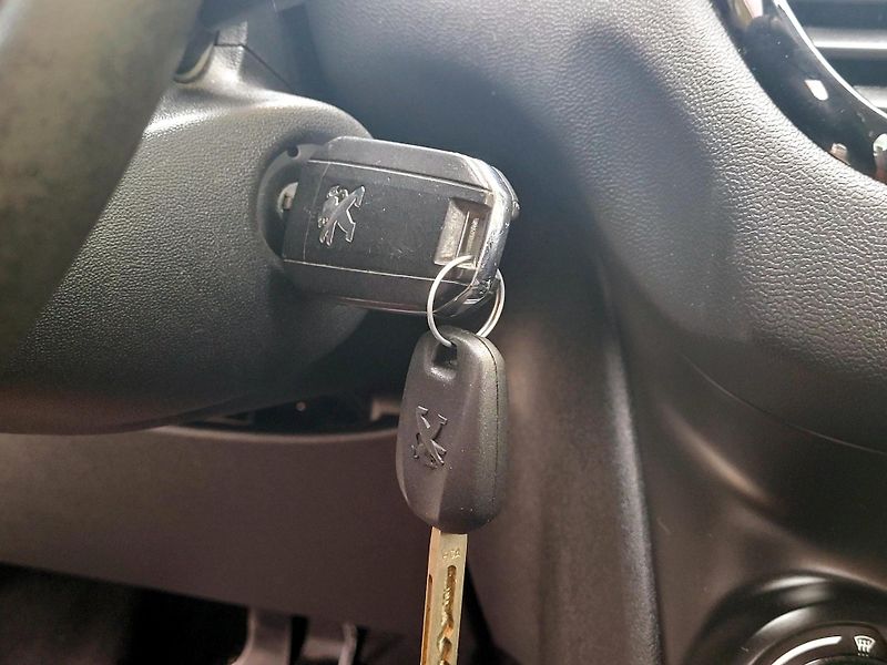 Peugeot 208 SERV.KNIHA,ČR,málo najeto    - fotka 37 z 41
