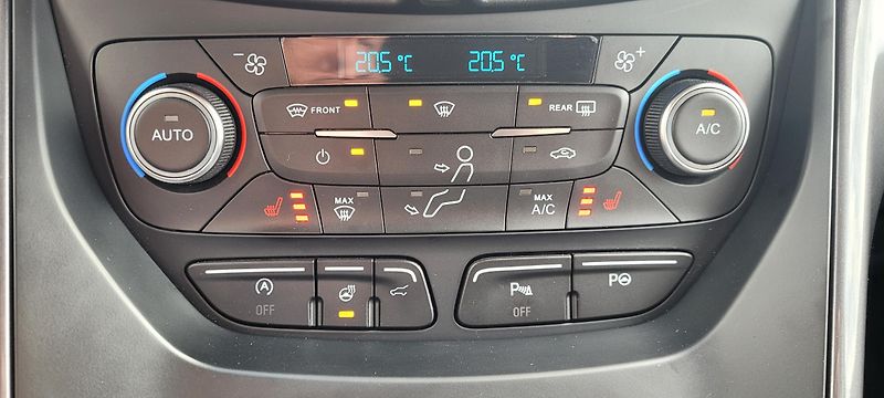 Ford Kuga (2017) 2,0TDCi 132kW DSG 4×4 Vignale  - fotka 25 z 52