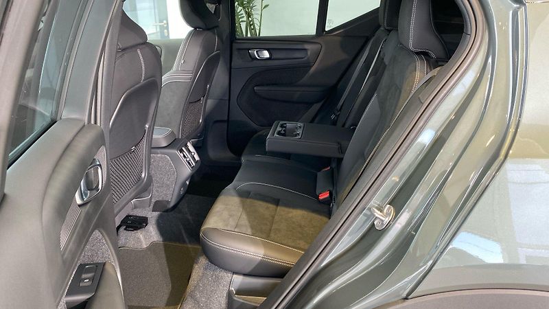 Volvo XC40 (2026) PLUS DARK, B4 FWD, 145+10 kW / - fotka 9 z 15