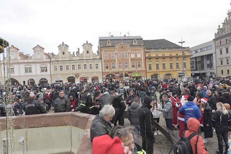 Štědrodenní motorkářská vyjížďka se srazem na Karlově náměstí v Kolíně.