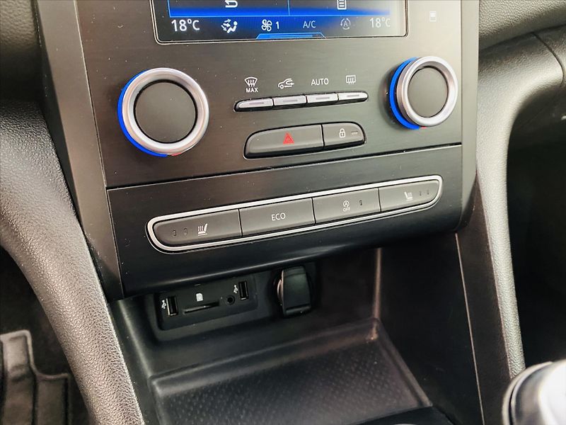 Renault Mégane 1,2 TCe 97kW LED 1. maj. ČR - fotka 22 z 30