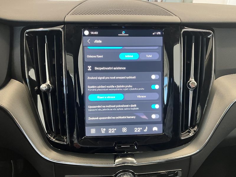 Volvo XC60 B5 AWD Plus Dark-REZERVACE - fotka 33 z 46