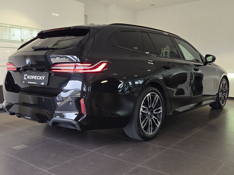 BMW Řada 5 (2024) 540d xDrive Touring M Sport - fotka 6 z 15