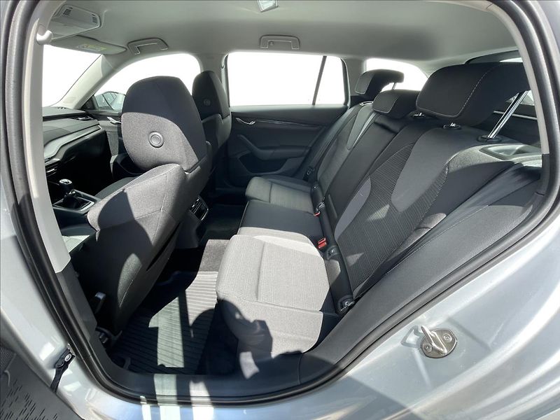 Škoda Octavia 2,0 TDI Combi Ambition Plus - fotka 16 z 22