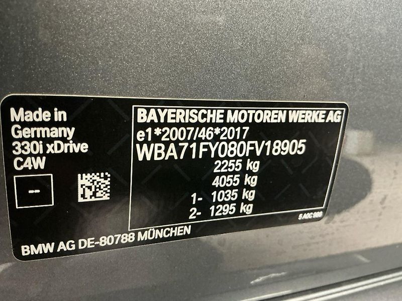 BMW Řada 3 330i xDrive Touring - fotka 16 z 17