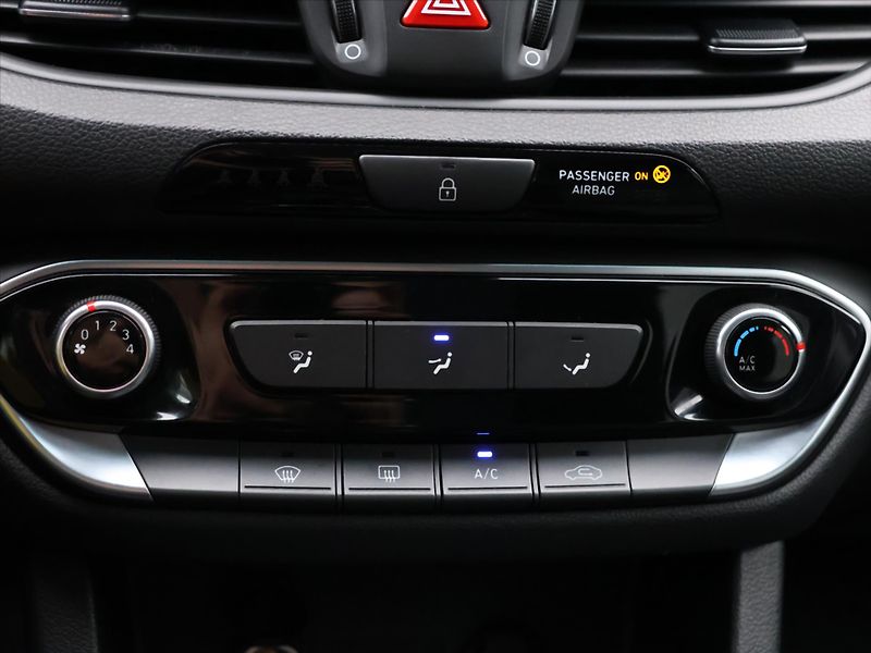 Hyundai i30 1,6 CRDi 81kW Trikolor tažné - fotka 23 z 31