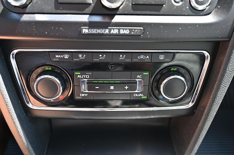 Škoda Superb 2.0TDI 103KW Ambition 9/2012 - fotka 15 z 38