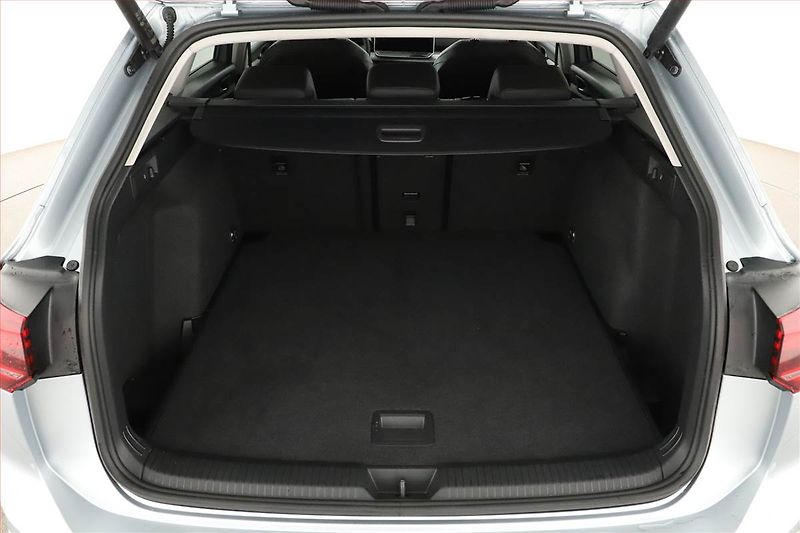 Volkswagen Golf (2025) Life 1.5 eTSI - fotka 19 z 20