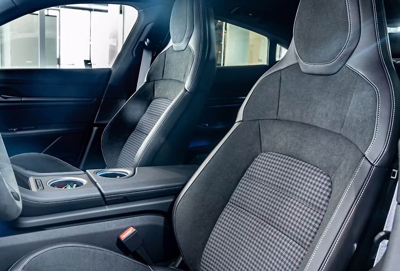 Porsche Taycan 4 SportDesign Matrix ACC 360 - fotka 15 z 22