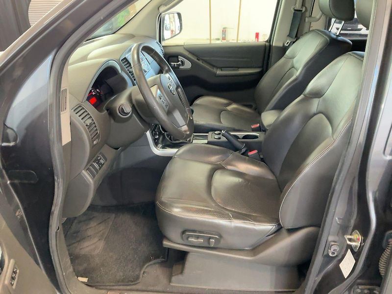Nissan Pathfinder 2.5 dCi LE 140Kw manuál  - fotka 13 z 26