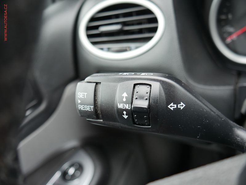 Ford Focus (2010) 1.6 TDCi, AC, tažné - fotka 12 z 19