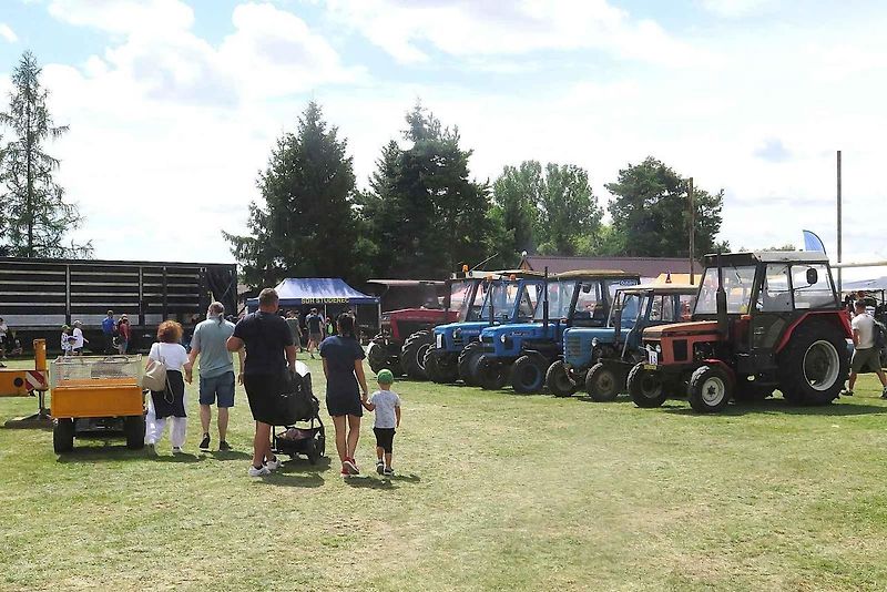 Traktoriáda ve Studenci na Třebíčsku nespočívá pouze v přehlídce zúčastněných strojů. Mnoho z nich se účastní dovednostních soutěží, což láká davy lidí.