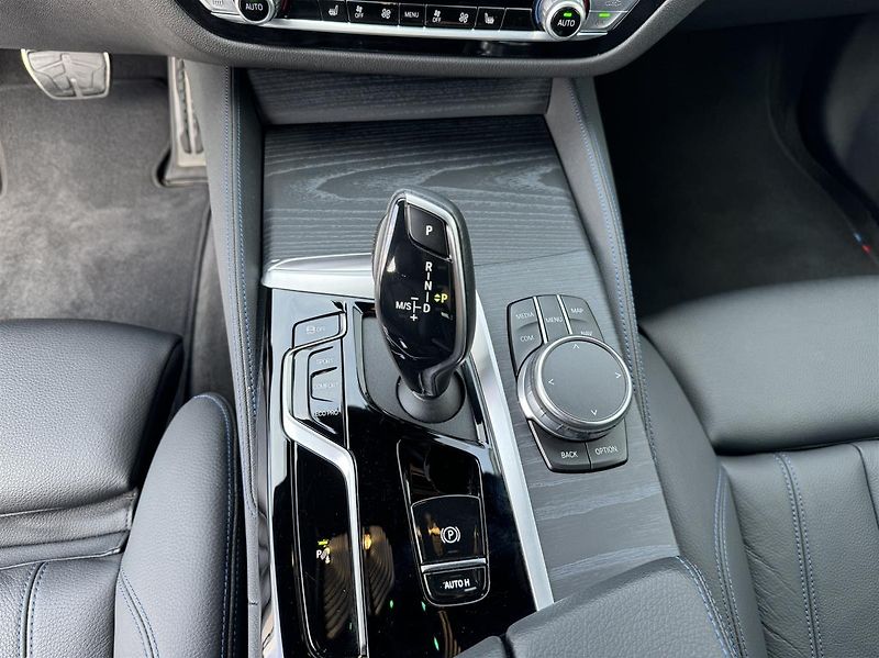 BMW Řada 5 520d xDrive Touring - fotka 11 z 17