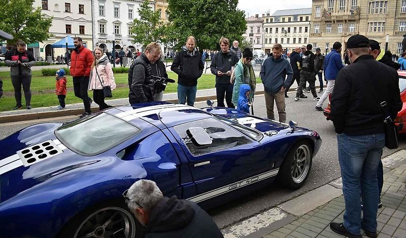 Tradiční sraz autoveteránistů na náměstí T. G. Masaryka v Prostějově. 18. května 2025