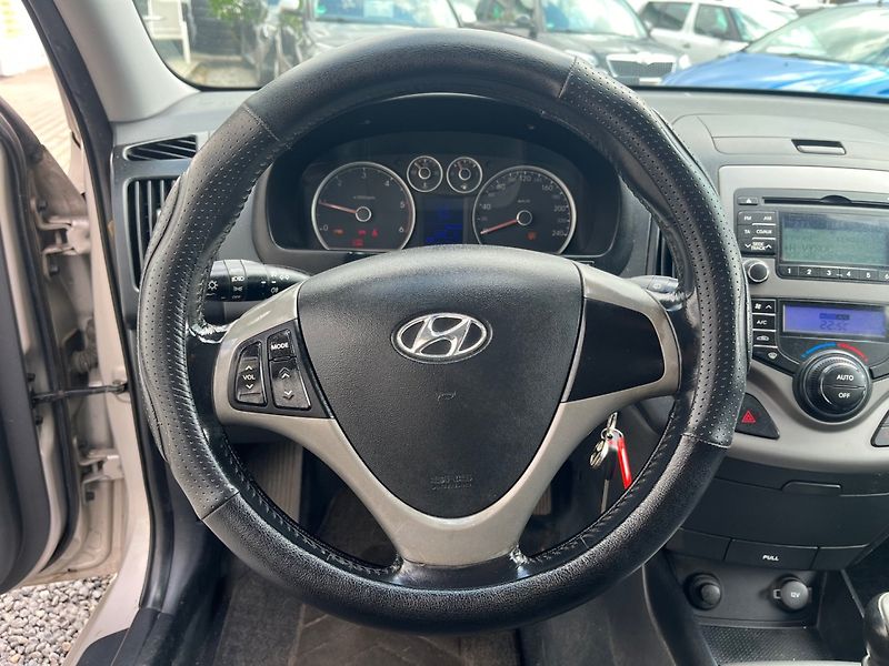 Hyundai i30 (2008) 1.6 CRDI - fotka 9 z 19