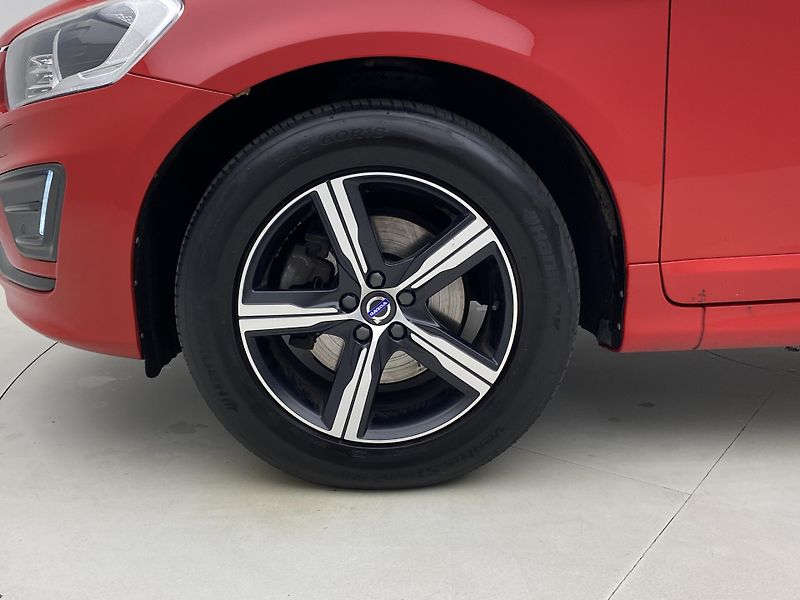 Volvo XC60 D5 AWD R-DESIGN AUT REZERVACE - fotka 37 z 52