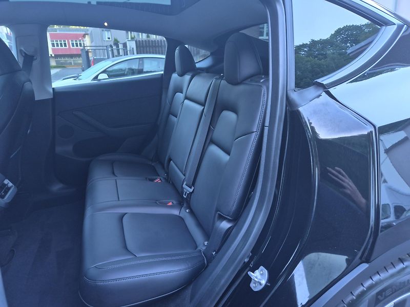 Tesla Model Y RWD 220kw 19ALU SOH 95% - fotka 44 z 49