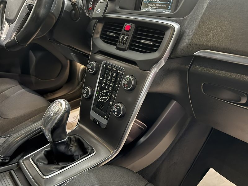 Volvo V40 1,6   D2 MOMENTUM BI-XEN VÝHŘE - fotka 20 z 42