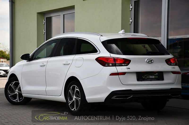 Hyundai i30 1,6CRDi STYLE AUTOMAT - fotka 3 z 48