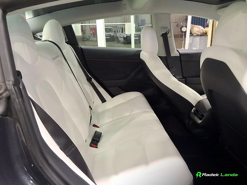Tesla Model 3 (2021) LR AWD 75 kWh | Bílý interiér - fotka 4 z 6