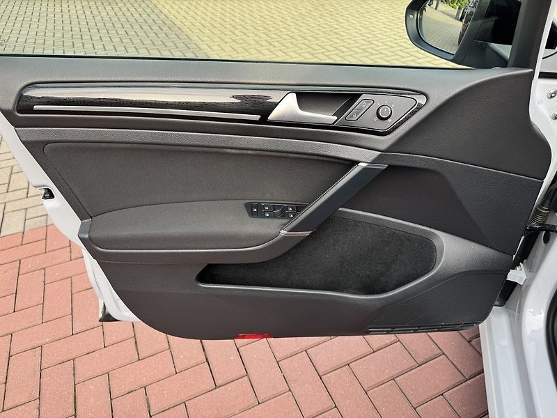 Volkswagen Golf (2017) 1.4TSi HighLine LED Navi Pano - fotka 29 z 50
